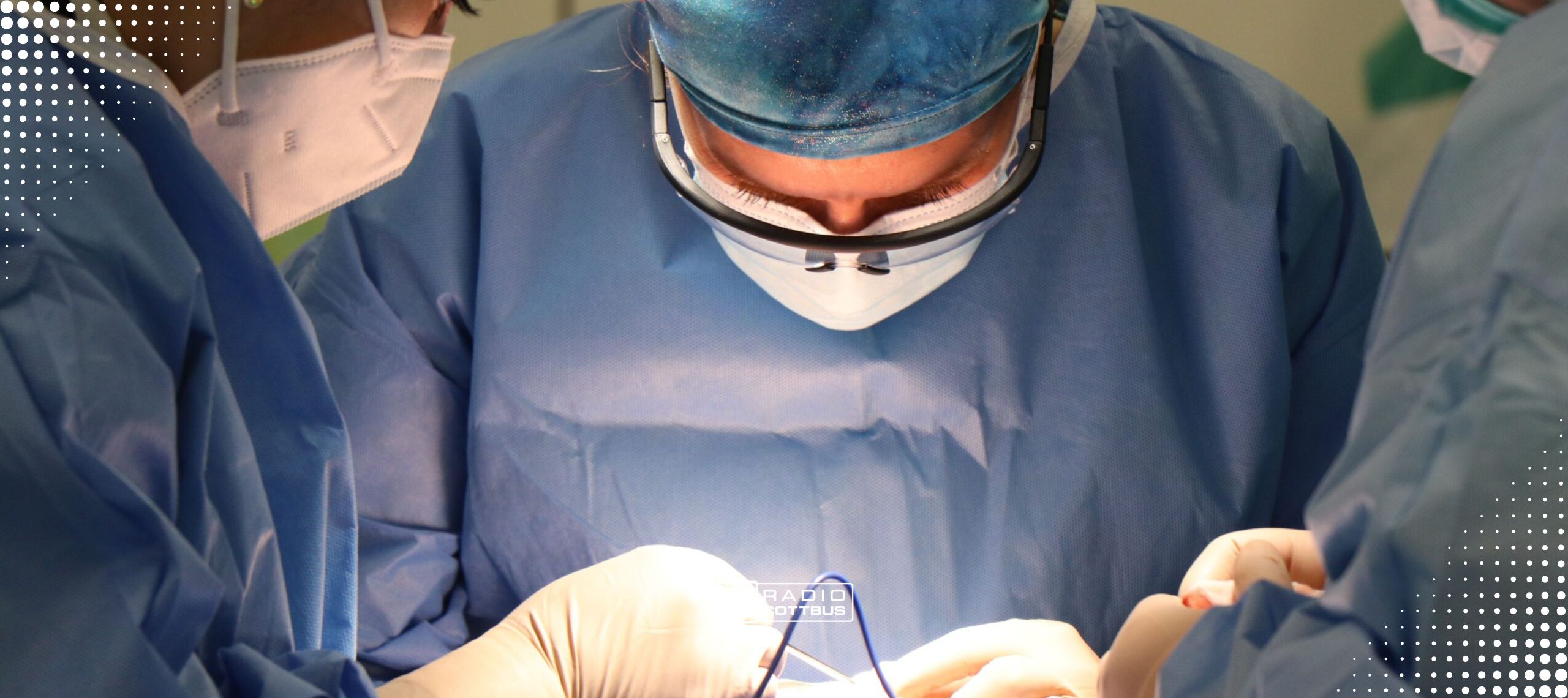 Drei Ärzte in einer Operation