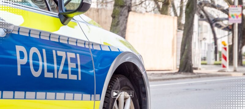 Unfall auf der L53 bei Altdöbern: Transporter kracht gegen zwei Bäume