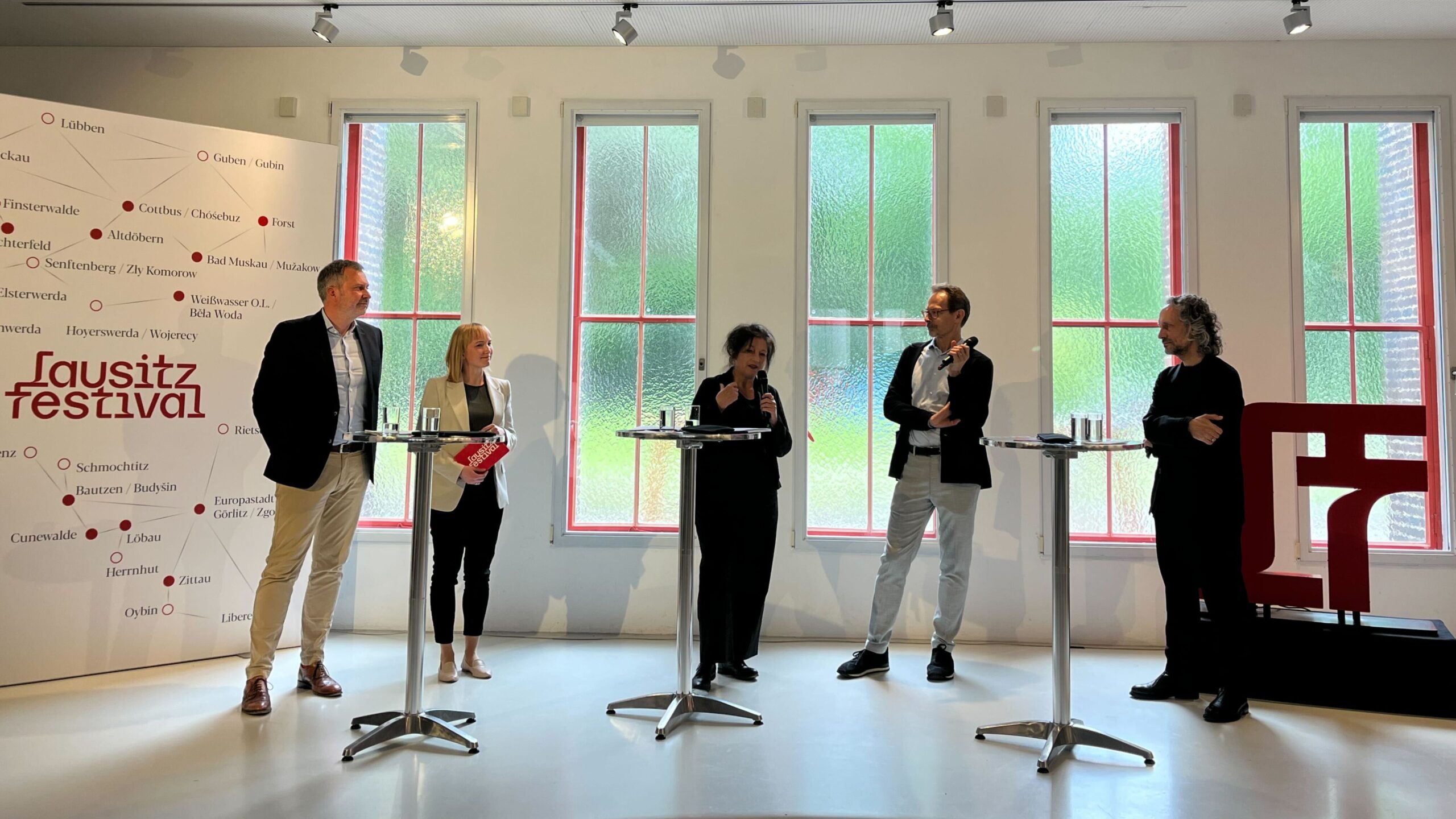 Tobias Schick, Maria Schulz, Ulrike Kremeier, Tom Schulz und Daniel Kühnel stellen im BLMK das Programm des Lausitz Festival 2025 vor