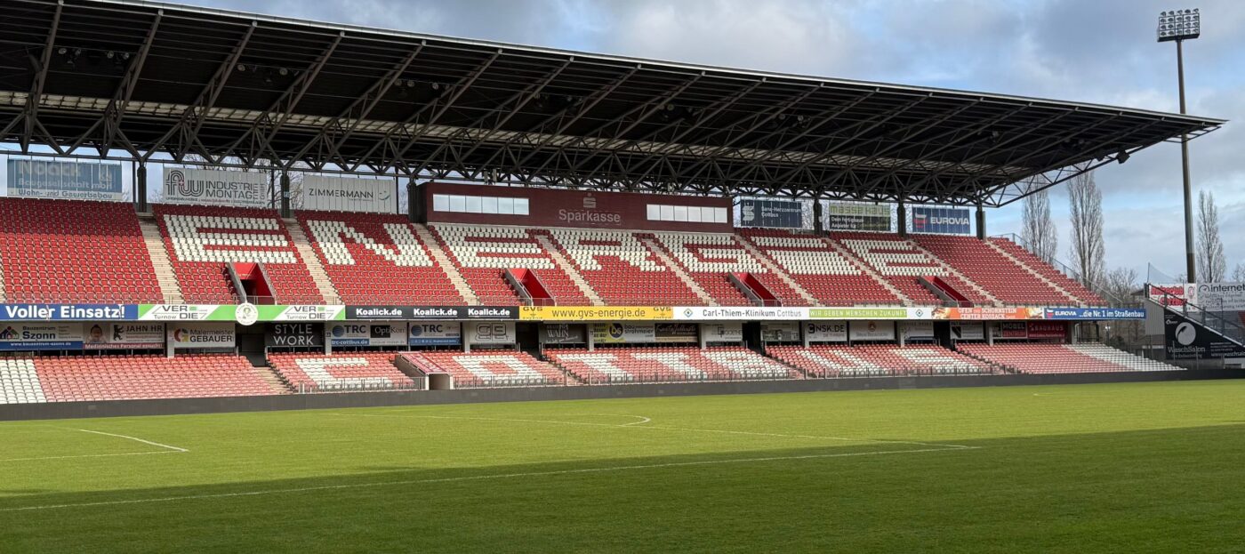 Das leere Stadion des FC Energie Cottbus mit Blick auf die Osttribüne und einen Mast der Flutlichtanlage
