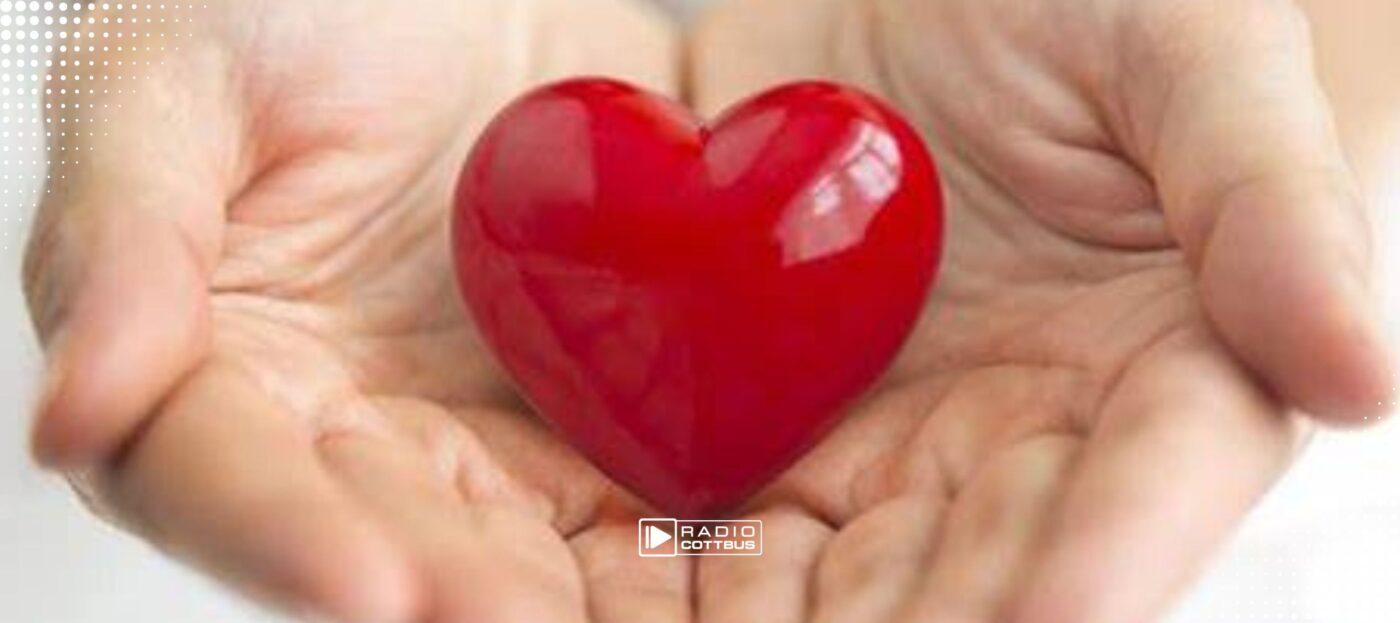 Symbolisches Bild für erste Hilfe: Eine Hand, die ein Herz hält.