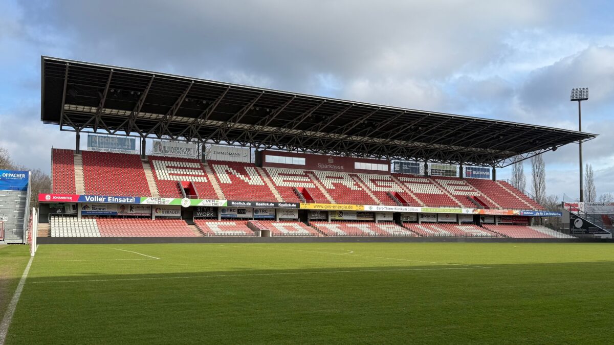 Die leere Osttribüne des LEAG Energie Stadions in Cottbus