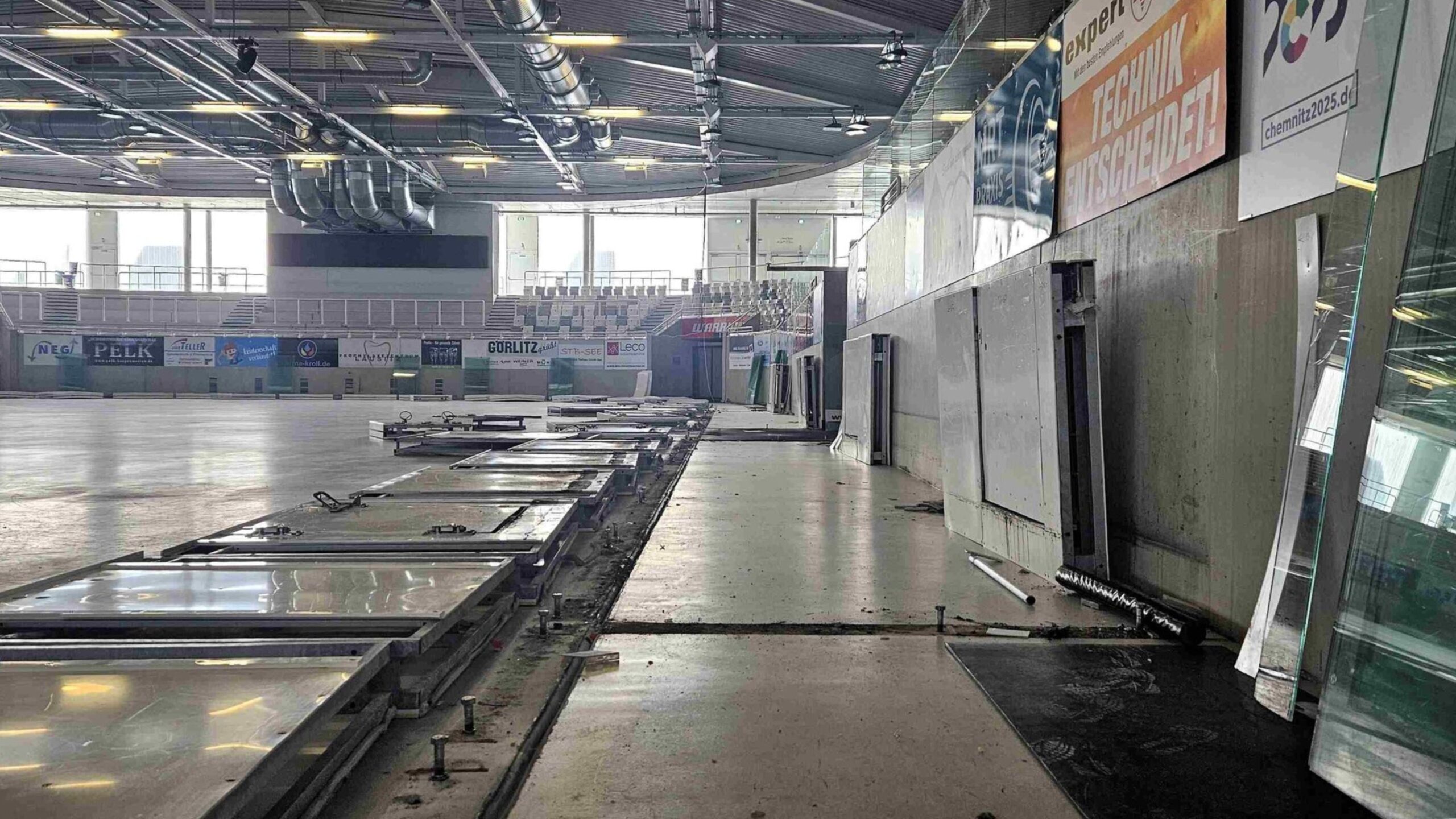 Die Eisarena in Weißwasser bekommt eine neue Flexbande und Hallenbeleuchtung