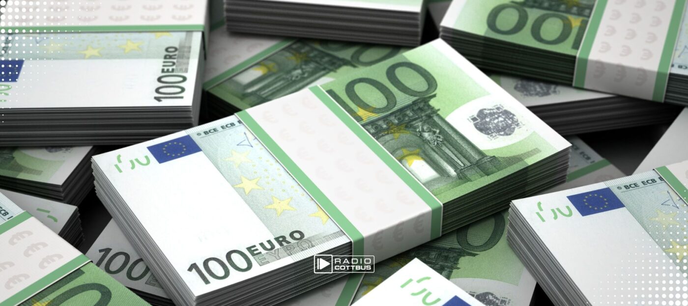 Viele Bündel an 100 Euro Scheinen