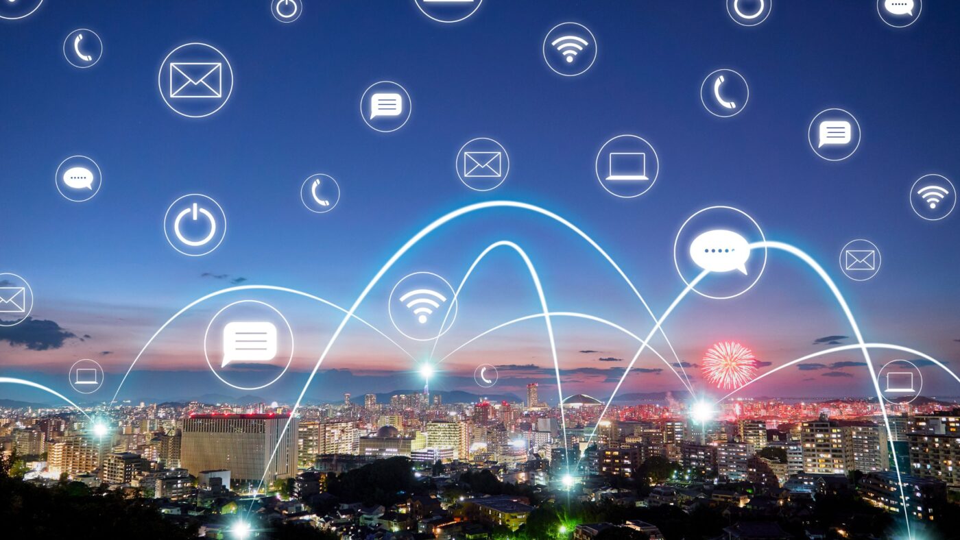 Eine Stadt mit digitalen Bögen von Haus zu Haus, welche die Verbundenheit des Internets darstellen soll