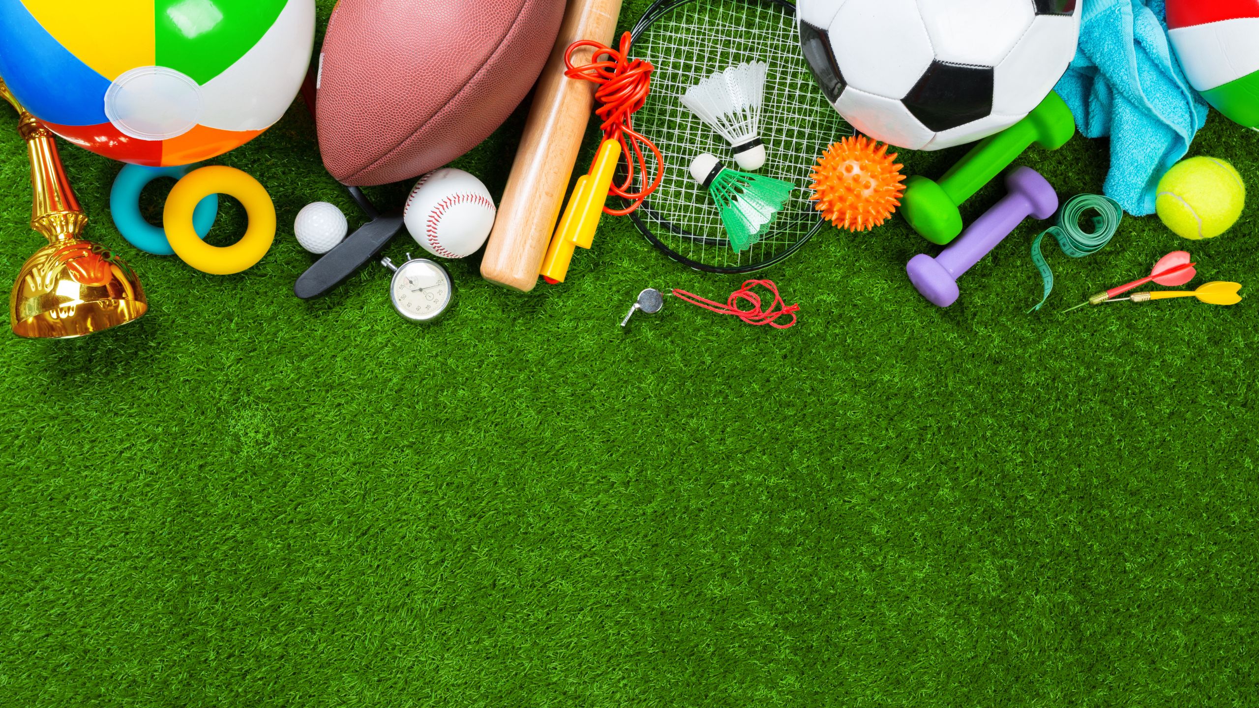 Verschiedene Gegenstände die man für unterschiedliche Sportarten benutzt. Bzw. Fussball...