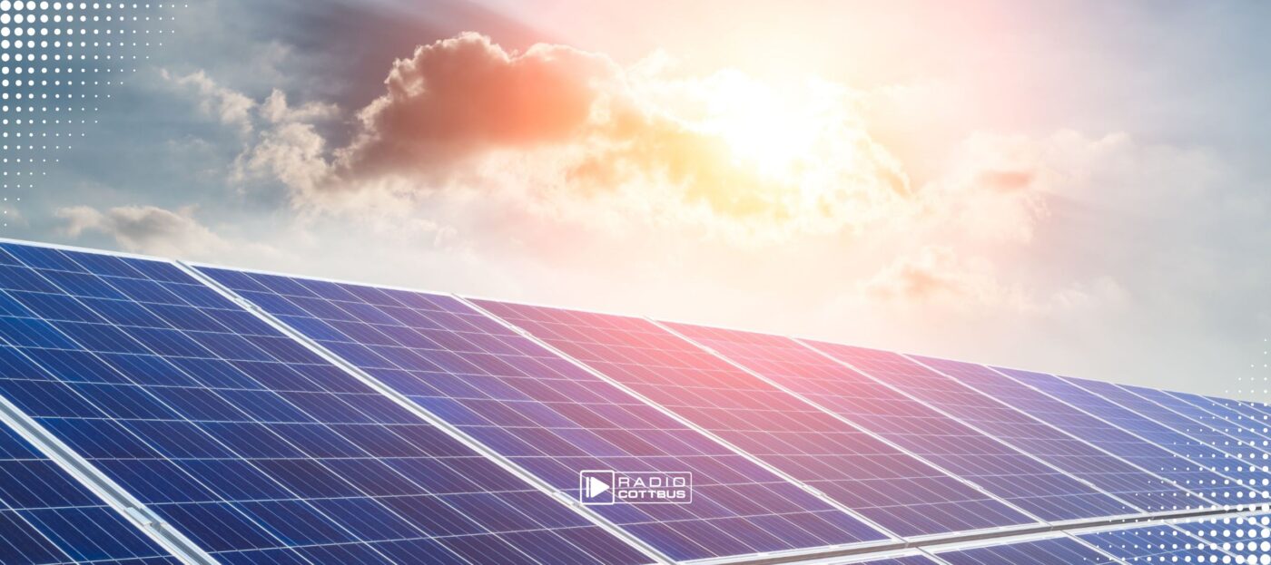Solaranlagen mit Sonne im Hintergrund