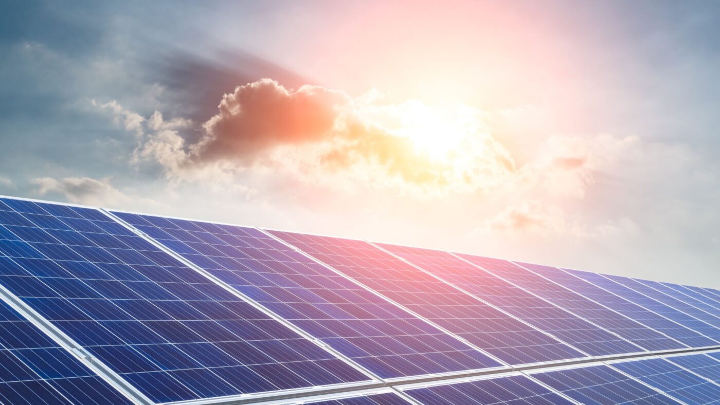 Solaranlagen mit Sonne im Hintergrund