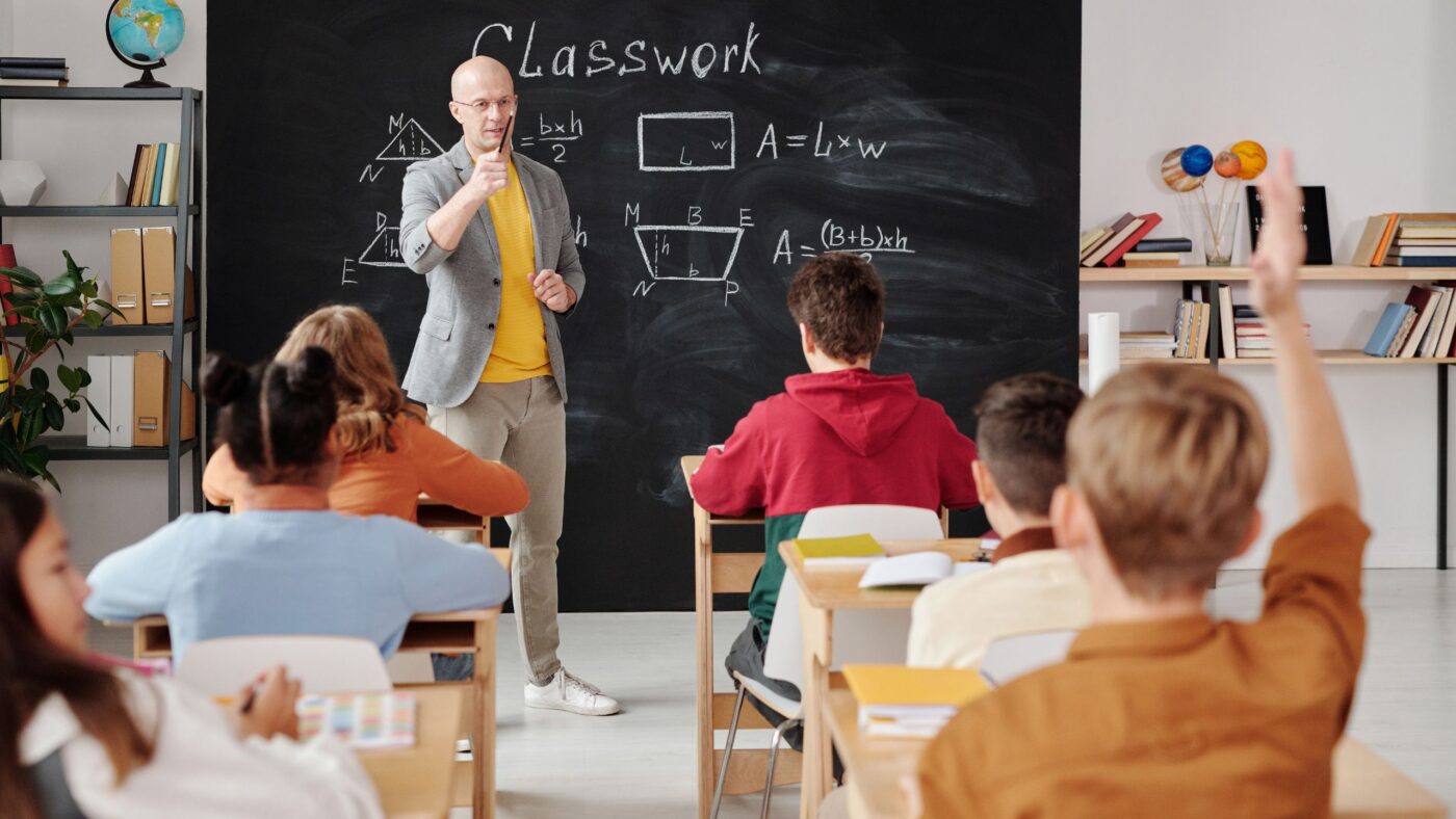 Lehrer unterrichtet Schüler