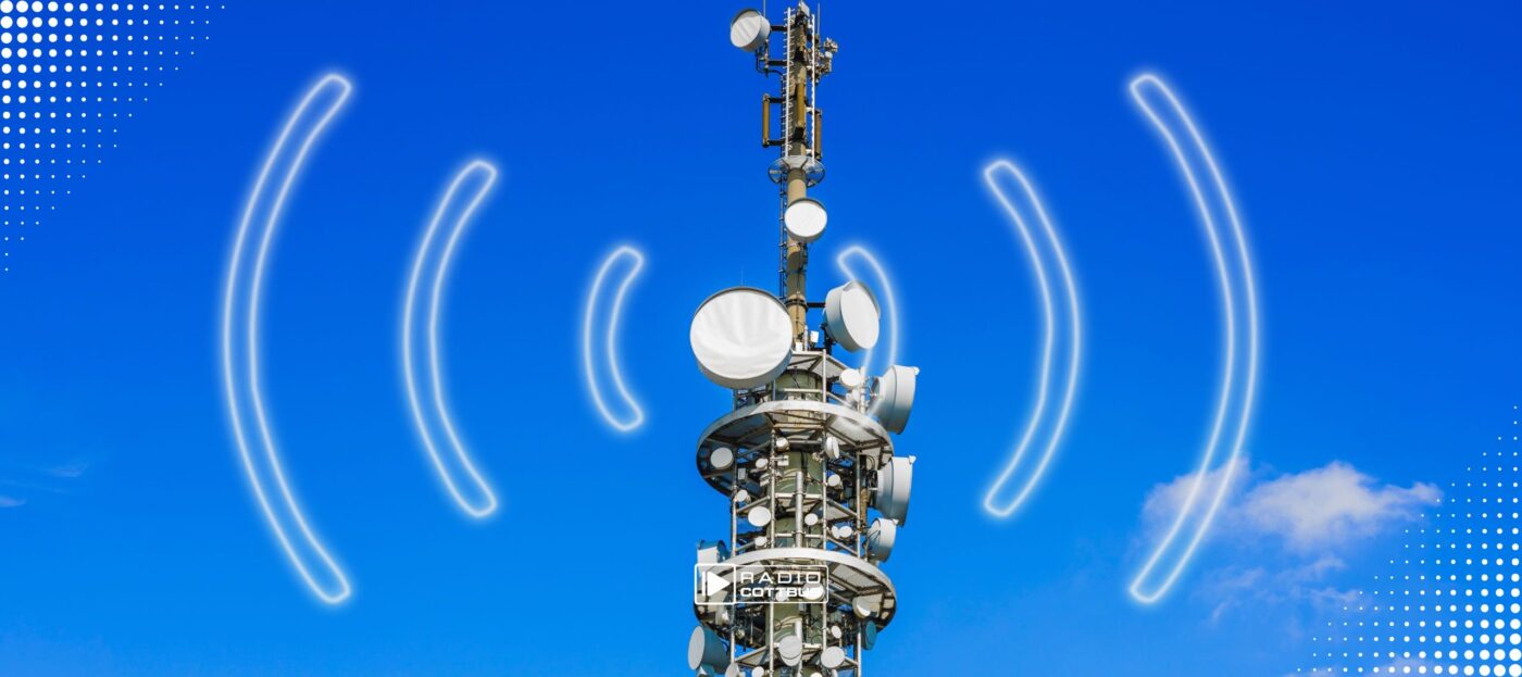 Auf dem Bild ist ein Funkturm zu sehen, welcher vor blauen Himmel zu sehen ist