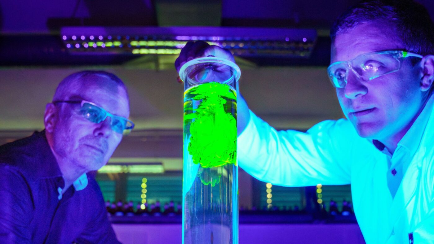 Fluoreszenz unter UV-Licht – die Referenten der aktuellen Kinderuni-Vorlesung Dr. Olaf Gutschker und Dr. Michael Kleinwächter