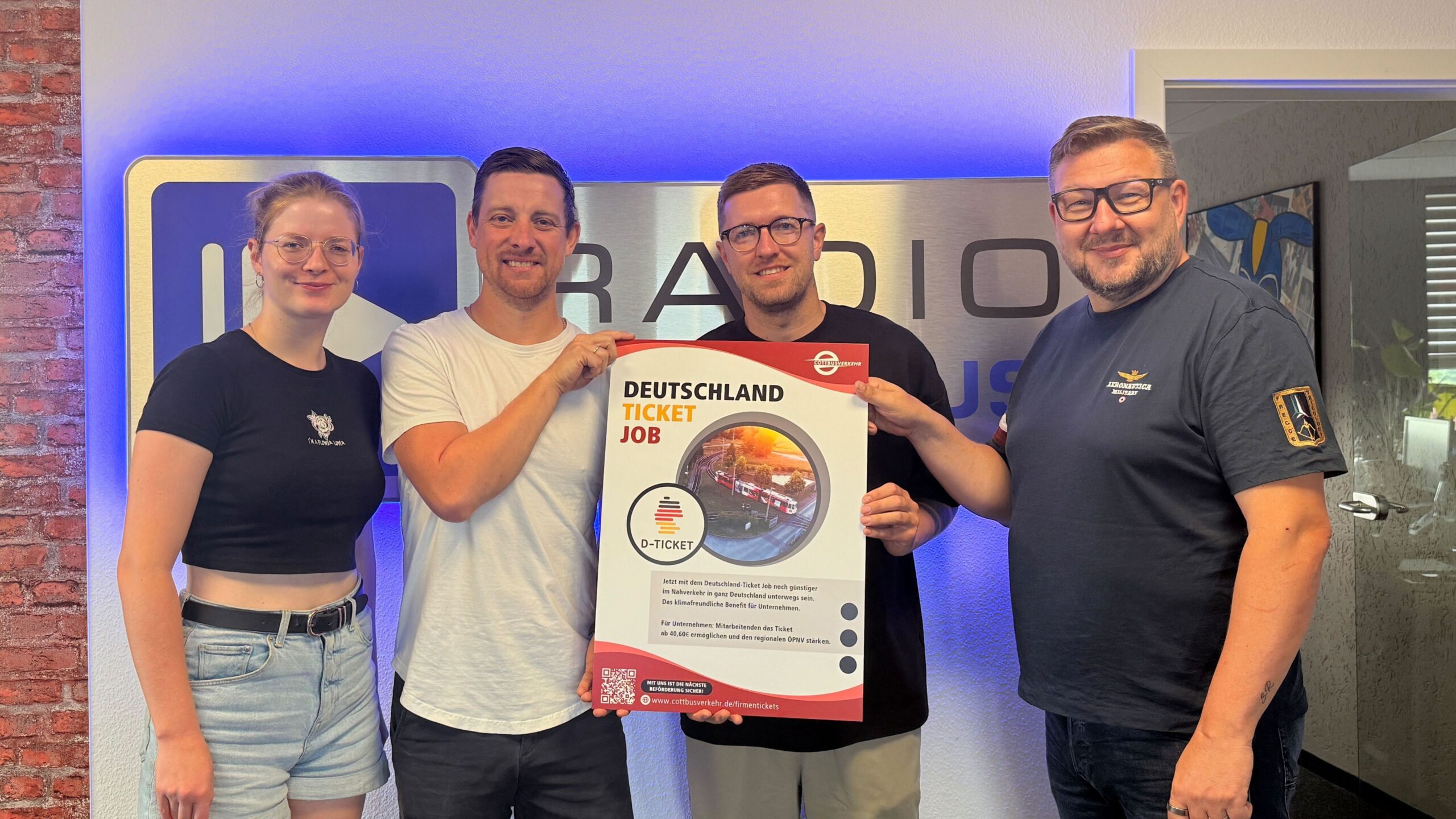 Die Wacher Macher Luka Stadelmaier und Ronny Gersch mit Enrico Schwittlich und Udo Seidel von Cottbusverkehr