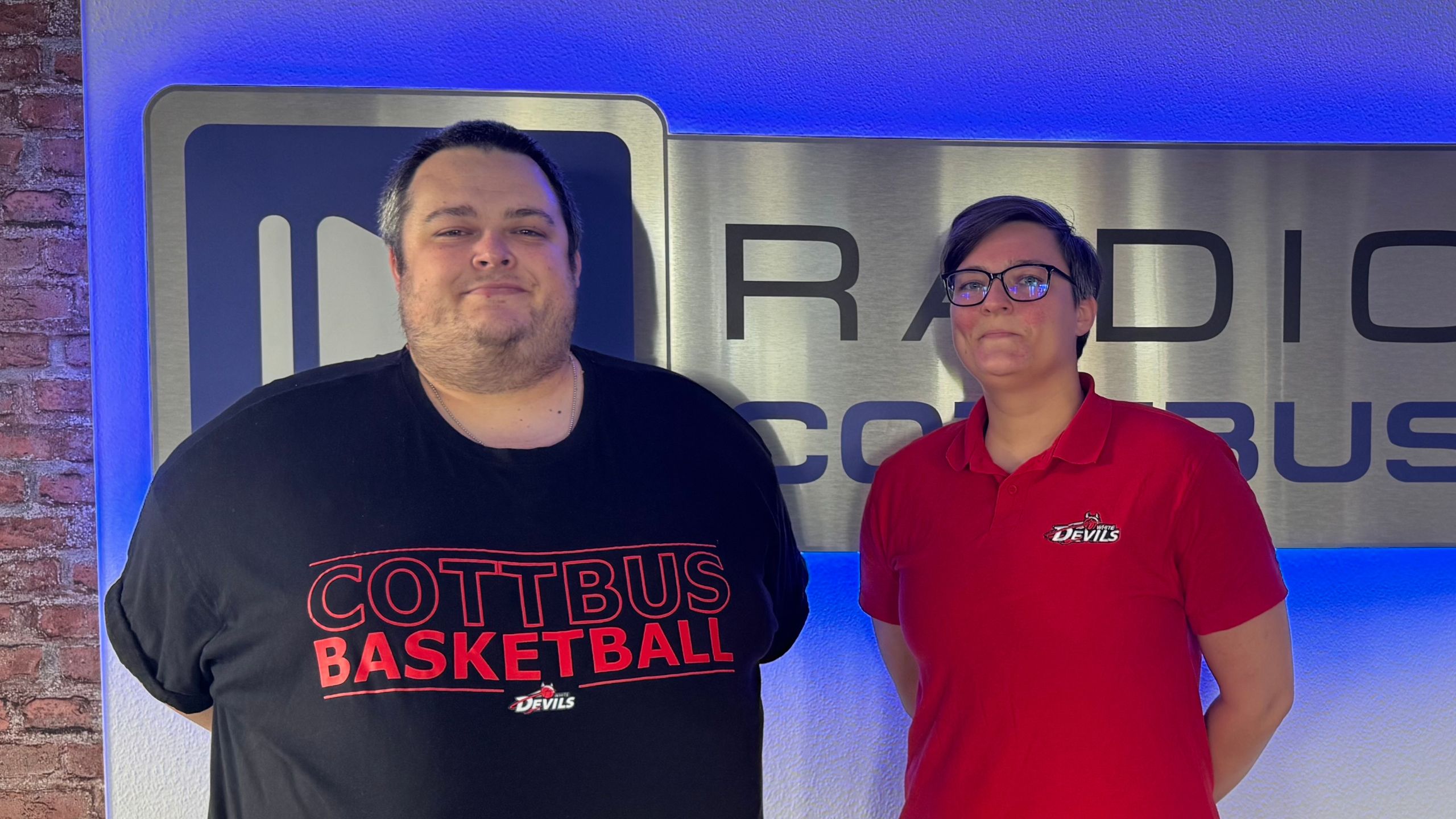 Steven und Michelle Herfurth von den White Devils vor dem Radio Cottbus Logo bei Sport Total Lokal