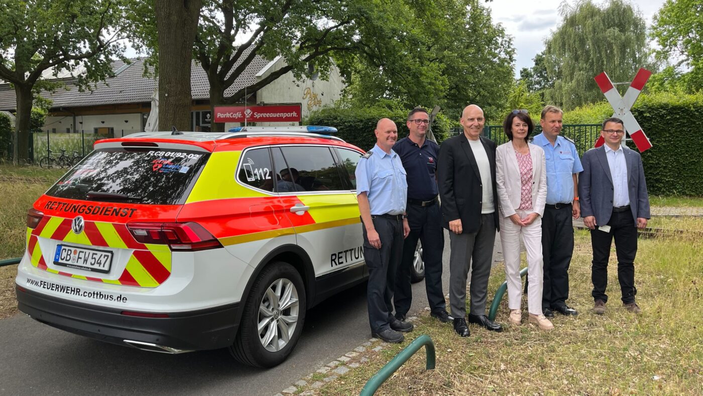 Verantwortliche für die Katastrophenschutzübung in Cottbus: Prof. Eckhard Nagel, Daniela Kerzel, Ingolf Zellmann und Frank Engelking vor einem Feuerwehrauto vor dem ParkCafe im Spreeauenpark