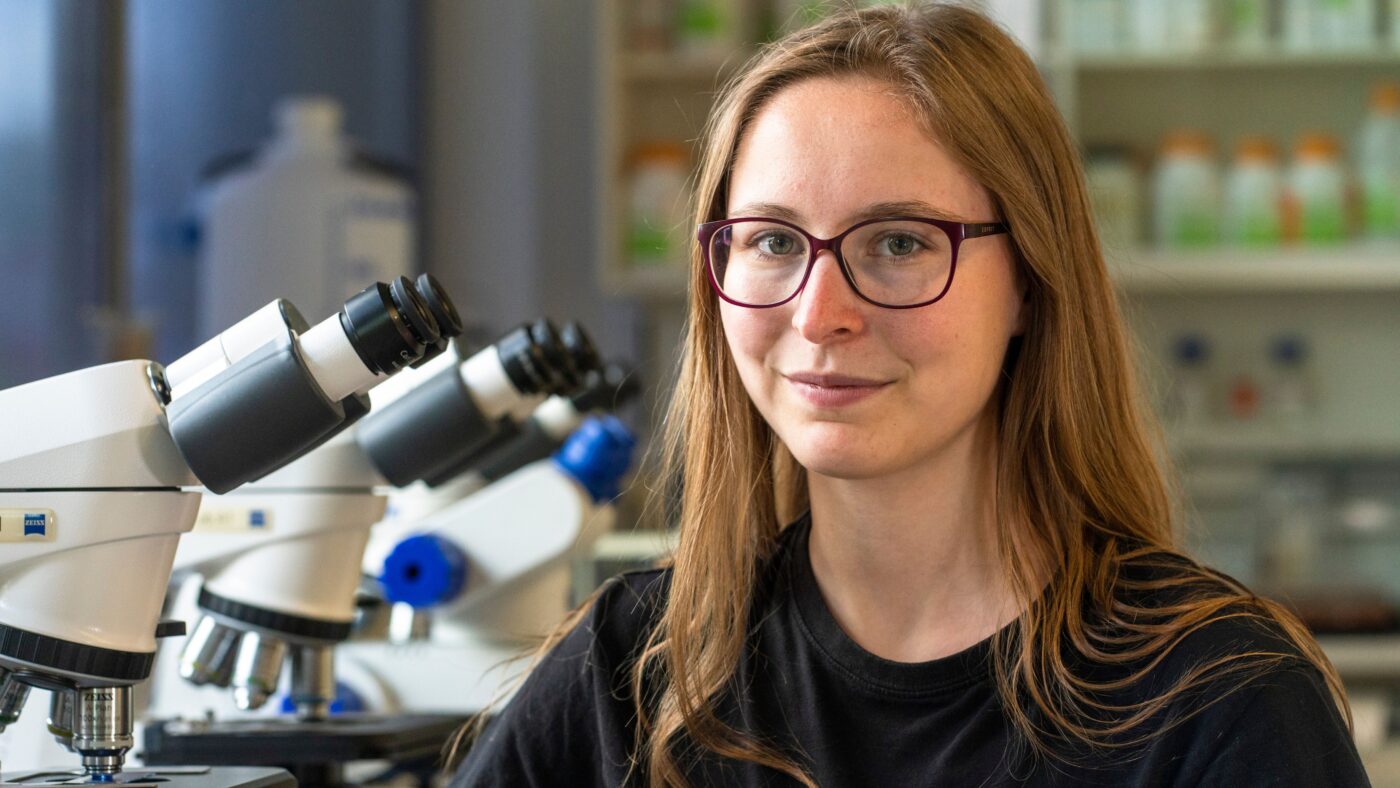 Ronja Tittel im Labor an der BTU Cottbus-Senftenberg