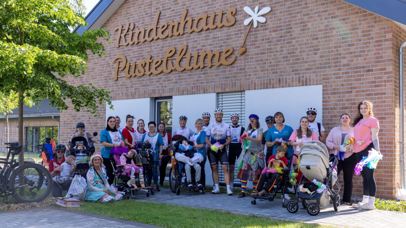 Lutz Heßlich, Maximilian Levy und das Kinderhaus-Team mit den kleinen Gösten bei der emotionalen Verabschiedung wenige Tage vor dem Ironman-Wettkampf in Hamburg - Copyright: Walter Schönenbröcher