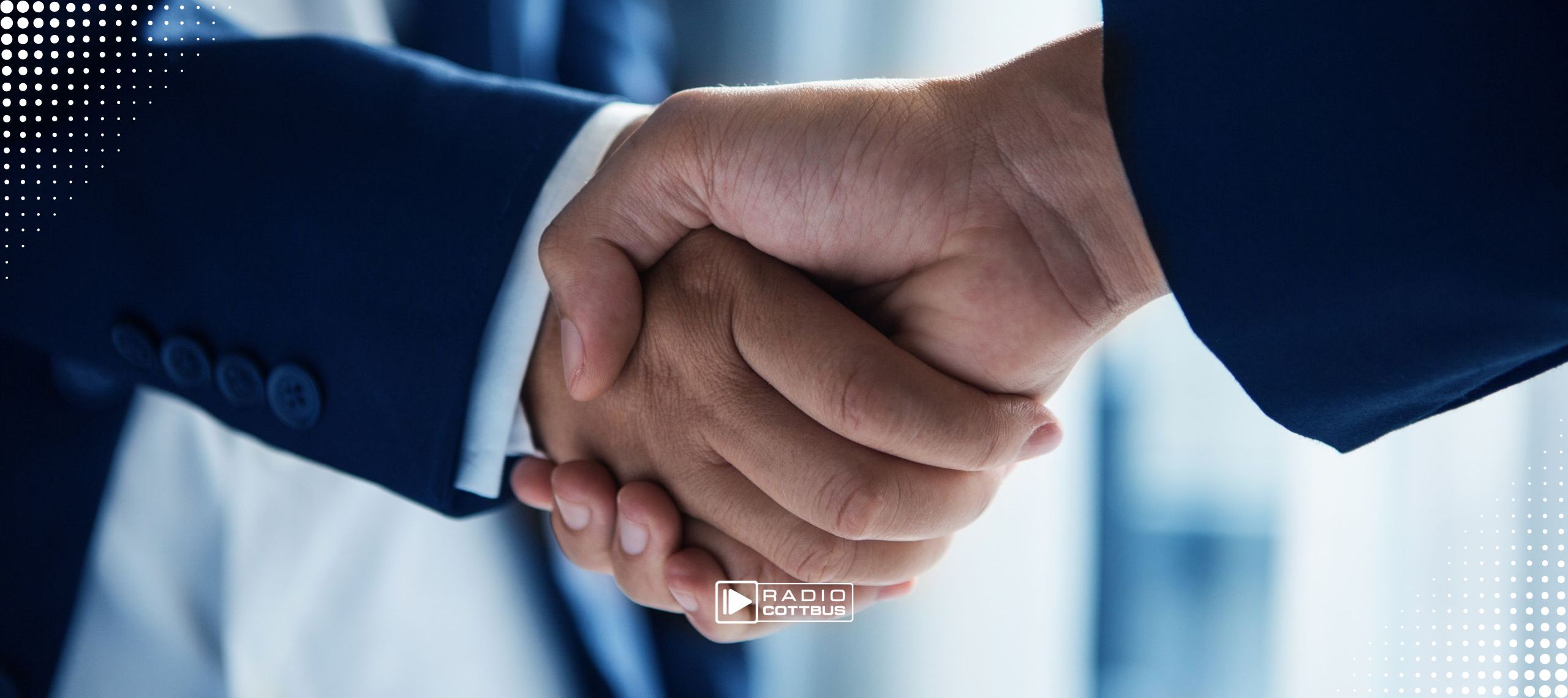 Mehrere Jugendliche mit Handys in der Hand