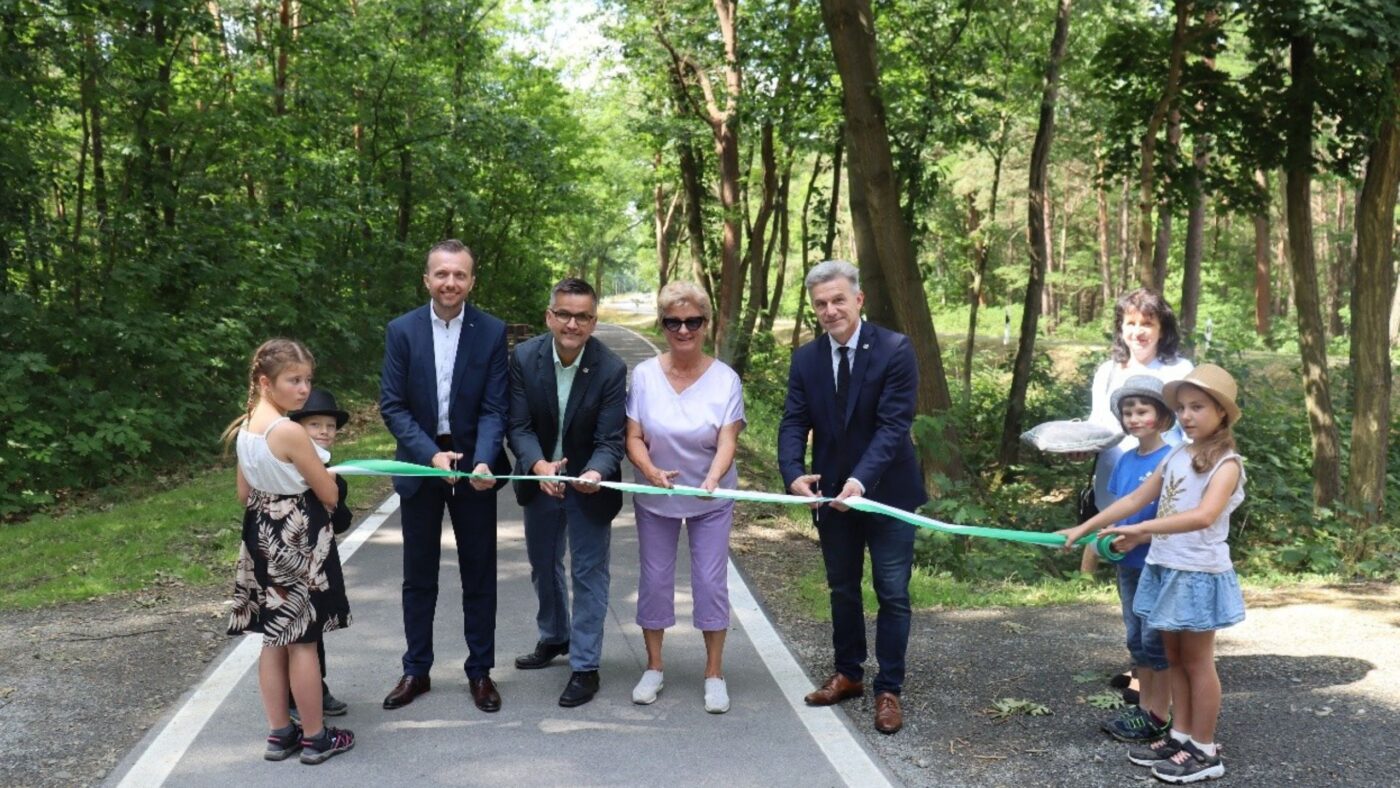 Feierliche Einweihung des sanierten Radwegs v.l.n.r.: Mike Koehler, Ronny Liebscher, Elvira Vogel, Jörg Gampe ©Stadt Finsterwalde/Anna-Lena Aßmus