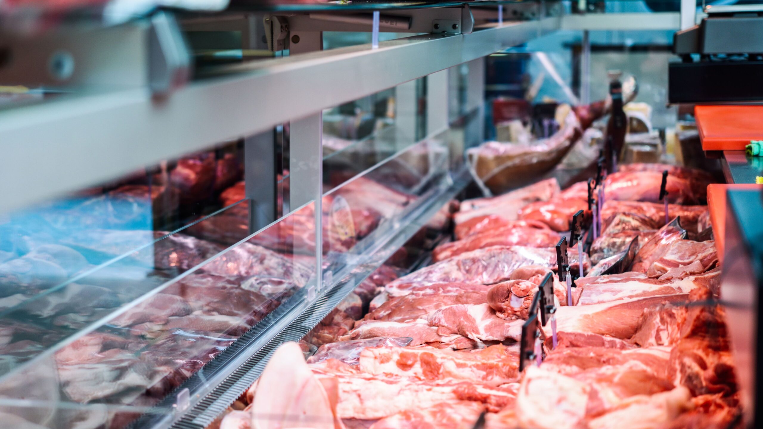 Eine Wursttheke im Supermarkt mit mehreren verschiedenen Stücken Fleisch