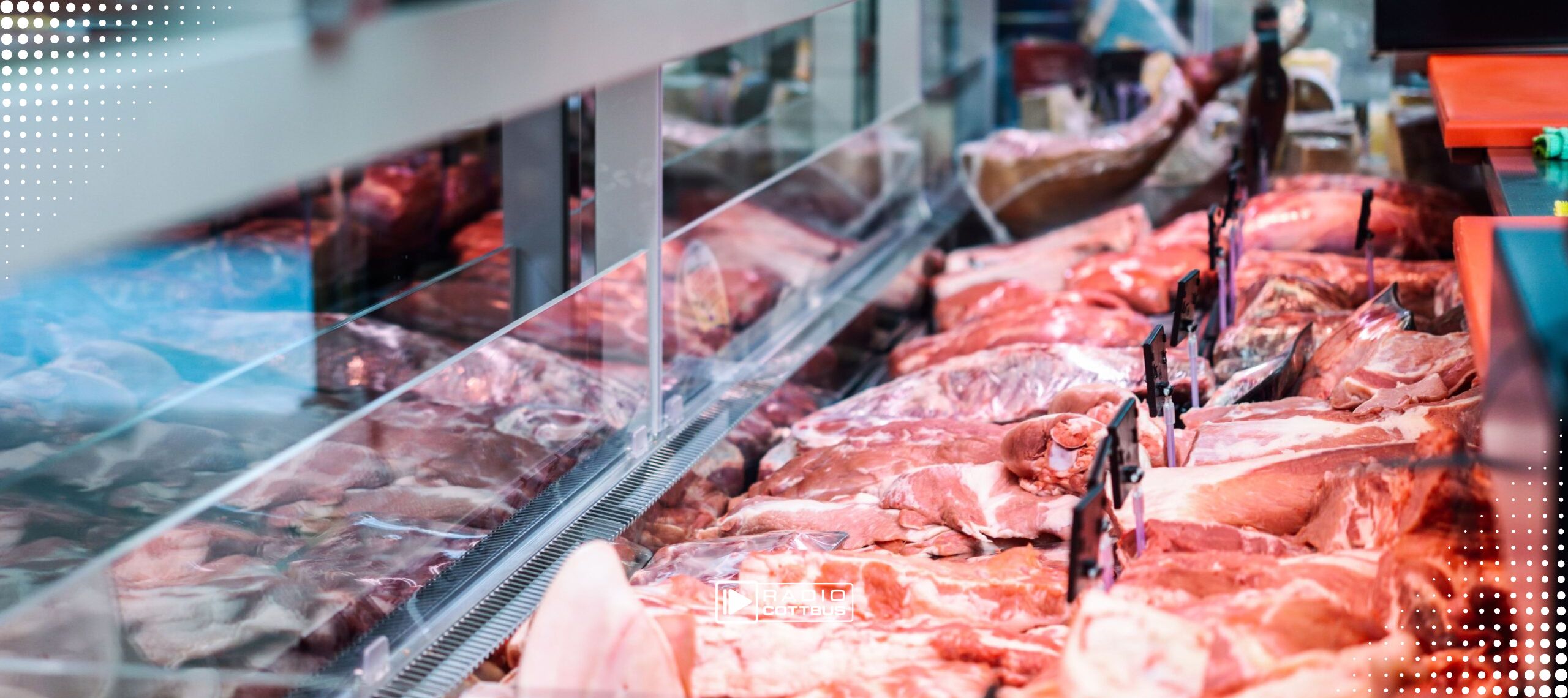 Eine Wursttheke im Supermarkt mit mehreren verschiedenen Stücken Fleisch