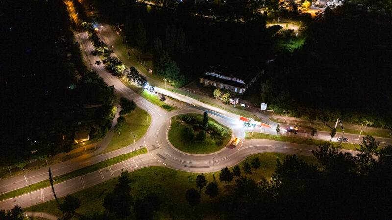 Gigantische Windkrafttransporte rollen durch Cottbus – Drohnenbilder zeigen spektakuläre Nachtaktion