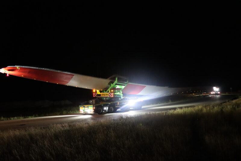 Gigantische Windflügel rollen durch Cottbus: Schwertransport meistert Nachtmission