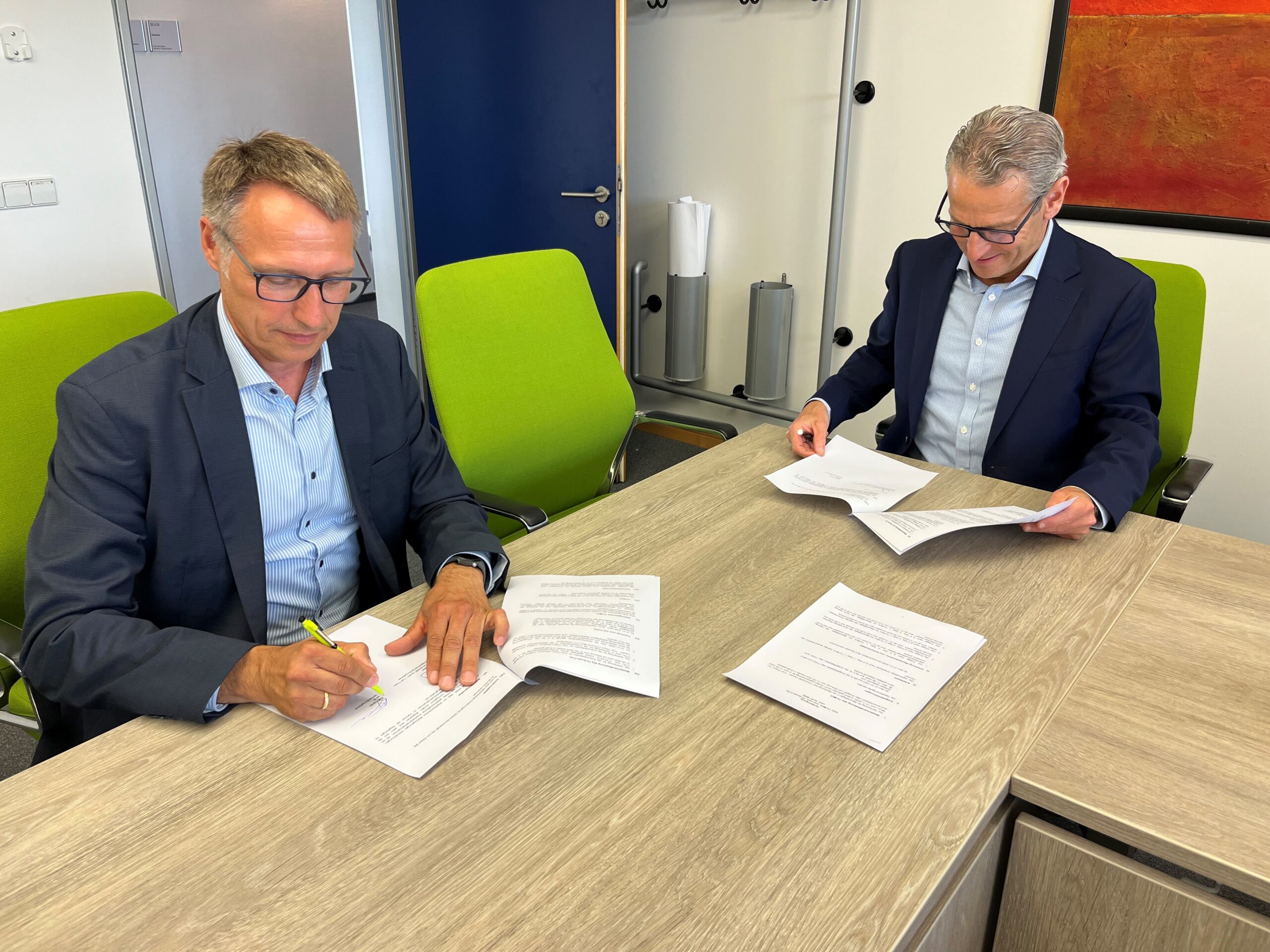 MUL – CT - v.l.n.r. Ralf Franke und Dr. Alexander Hewer unterzeichnen die Tarifeinigung.