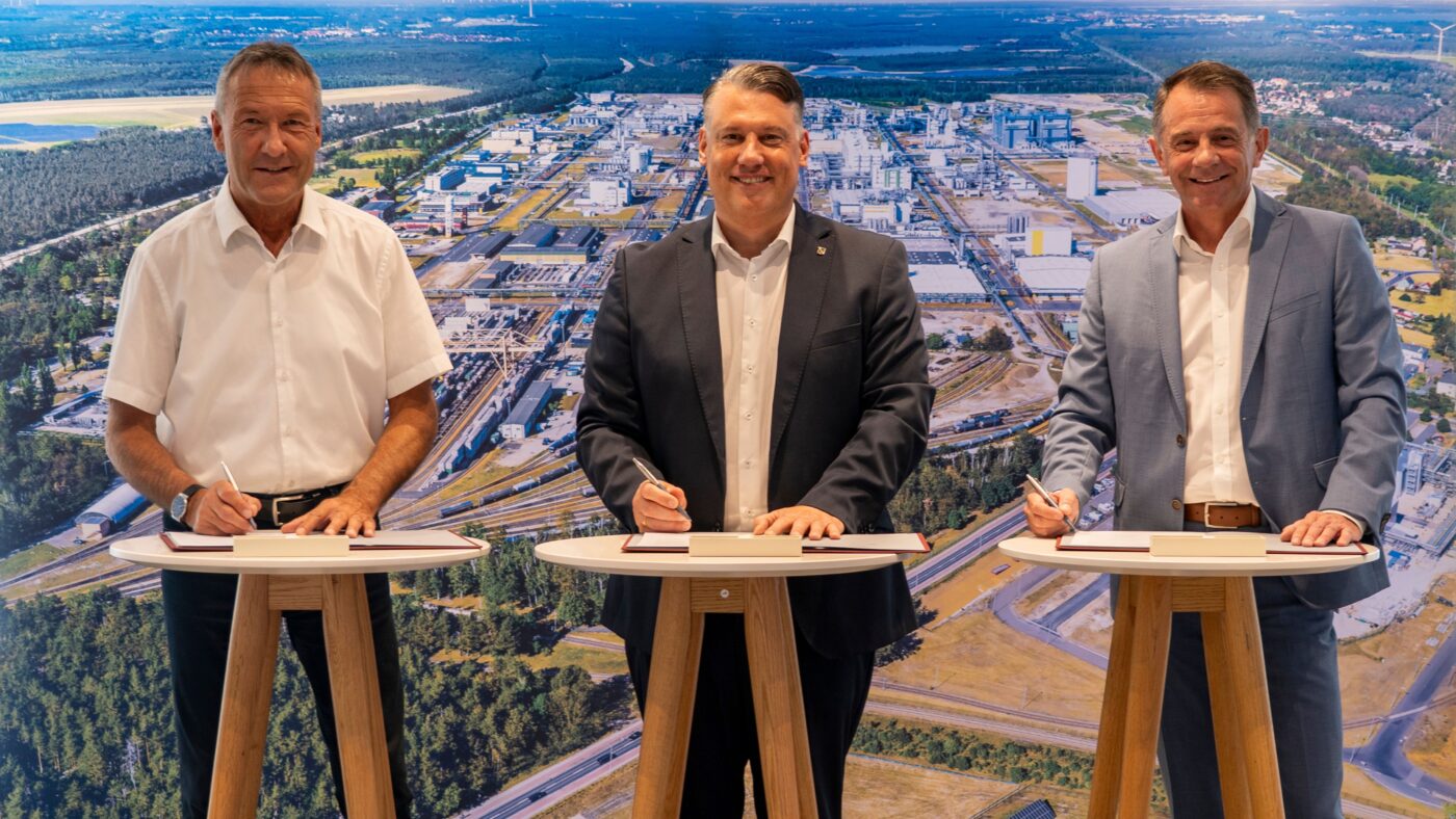 v.l.n.r. Klaus Prietzel (Bügrermeister Schipkau), Christoph Schmidt (Bürgermeister Schwarzheide) und Jürgen Fuchs (Vorsitzender der Geschäftsführung BASF in Schwarzheide)