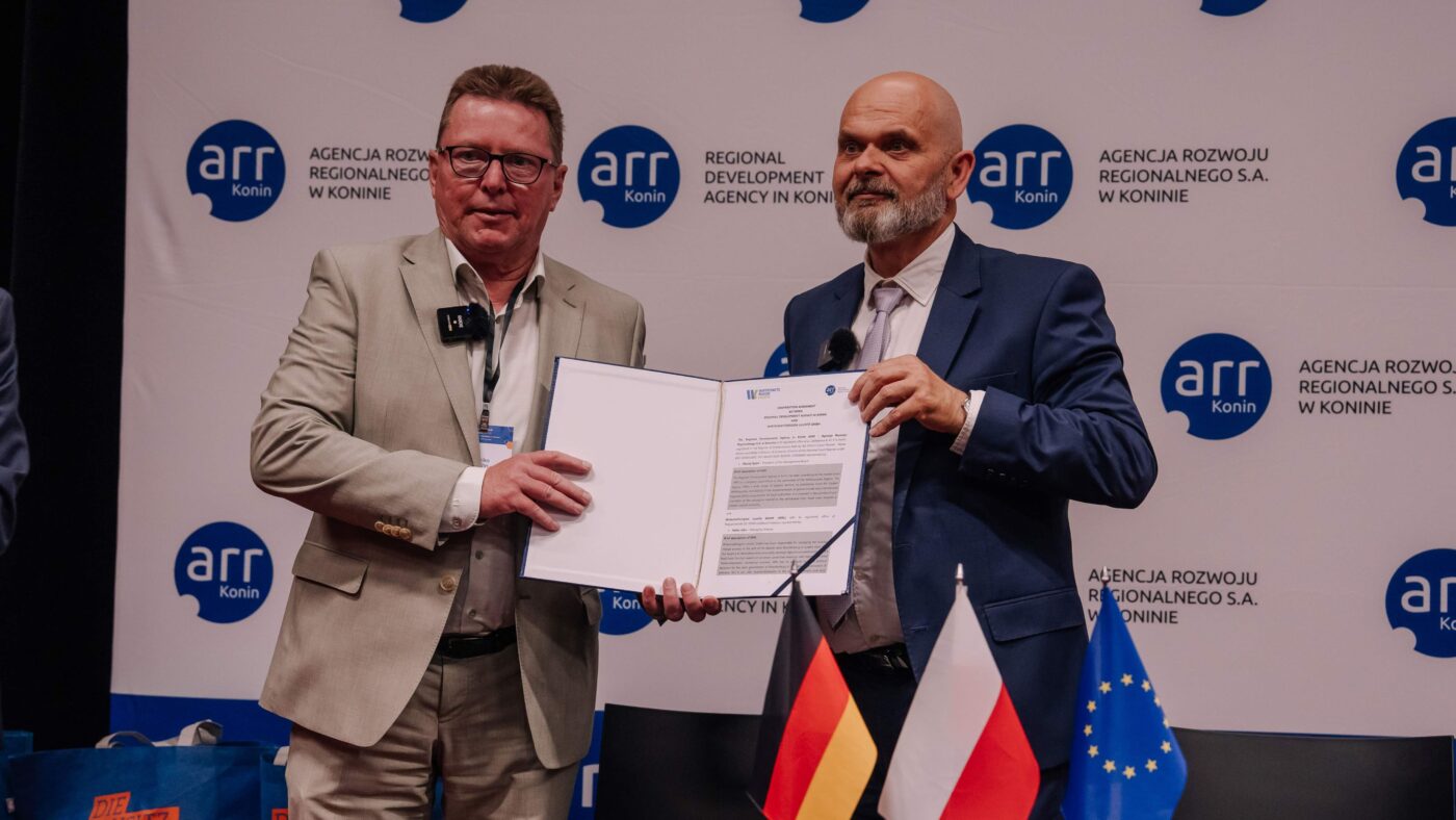 Heiko Jahn, Geschäftsführer Wirtschaftsregion Lausitz GmbH (WRL) mit Maciej Sytek, Vorstandsvorsitzender Regionale Entwicklungsagentur in Konin bei der Vertragsunterzeichnung