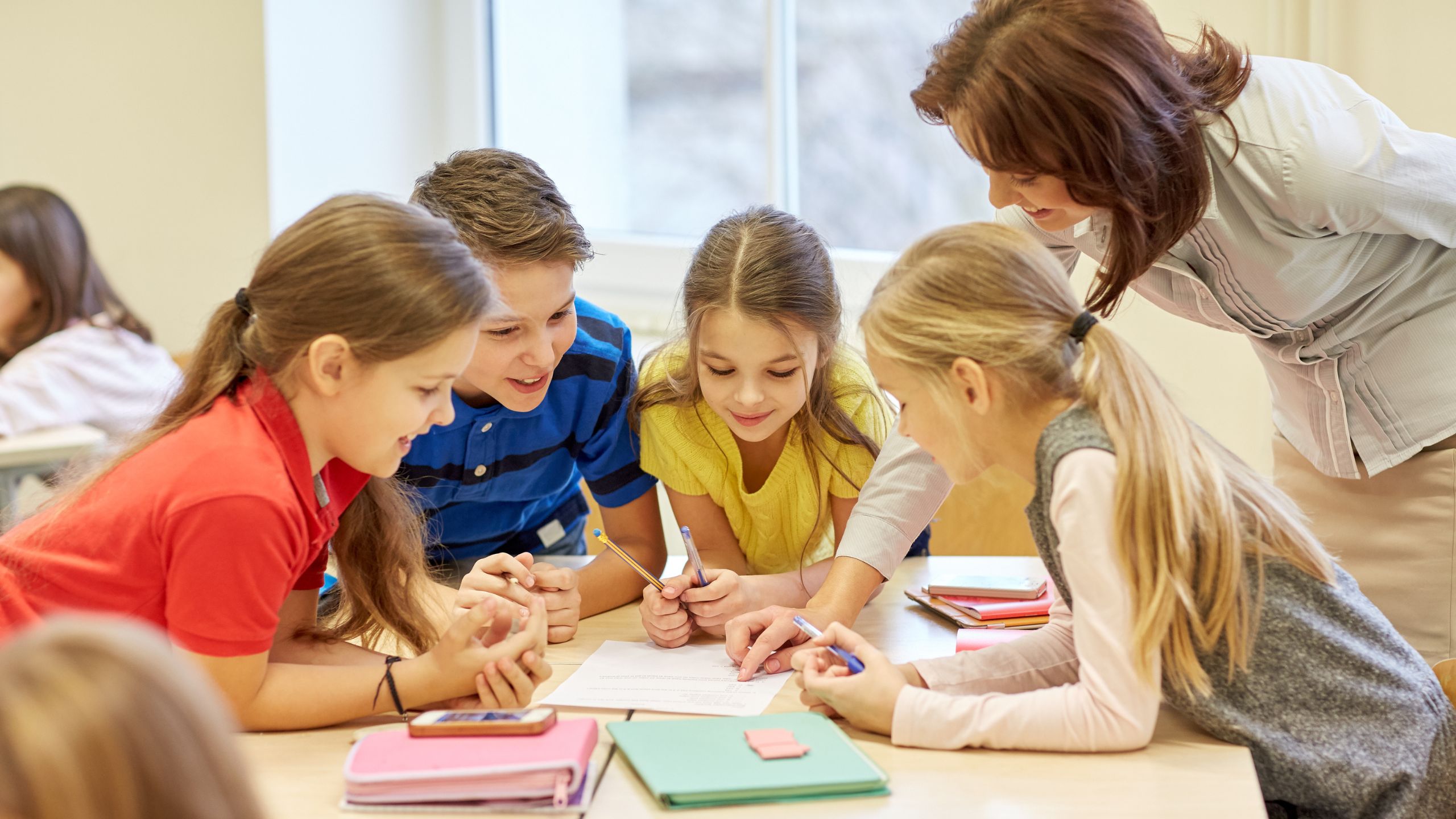 Schüler arbeiten an einem Tisch in der Schule
