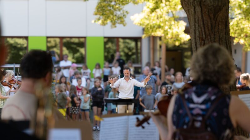 Cottbuser Orchester überrascht zwei Schulen mit Filmmusik-Flashmob