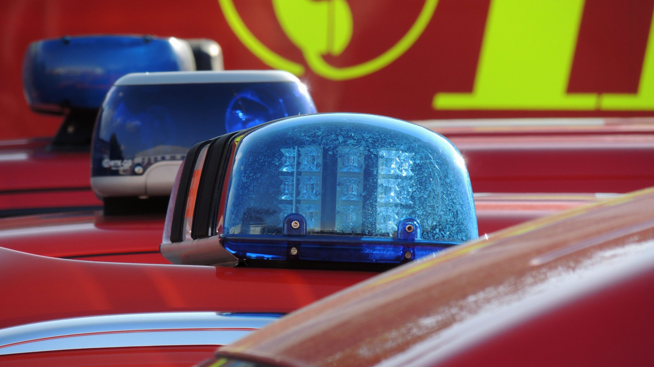 Drei Blaulichter auf Feuerwehrfahrzeugen hintereinander