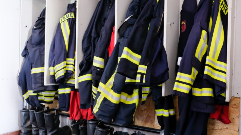Großbrand bei Sonnewalde unter Kontrolle – Feuerwehr bleibt im Dauereinsatz