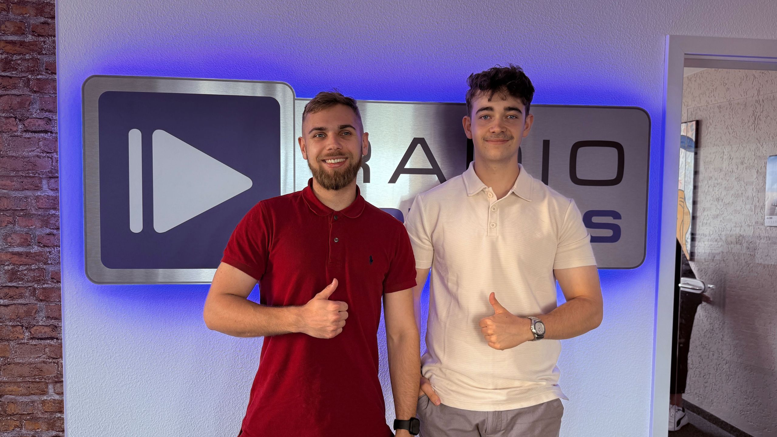 Unsere Chefs on Air - Geschäftsführer Luis Friedrich und Floyd Block von How Wash vor dem Radio Cottbus Logo