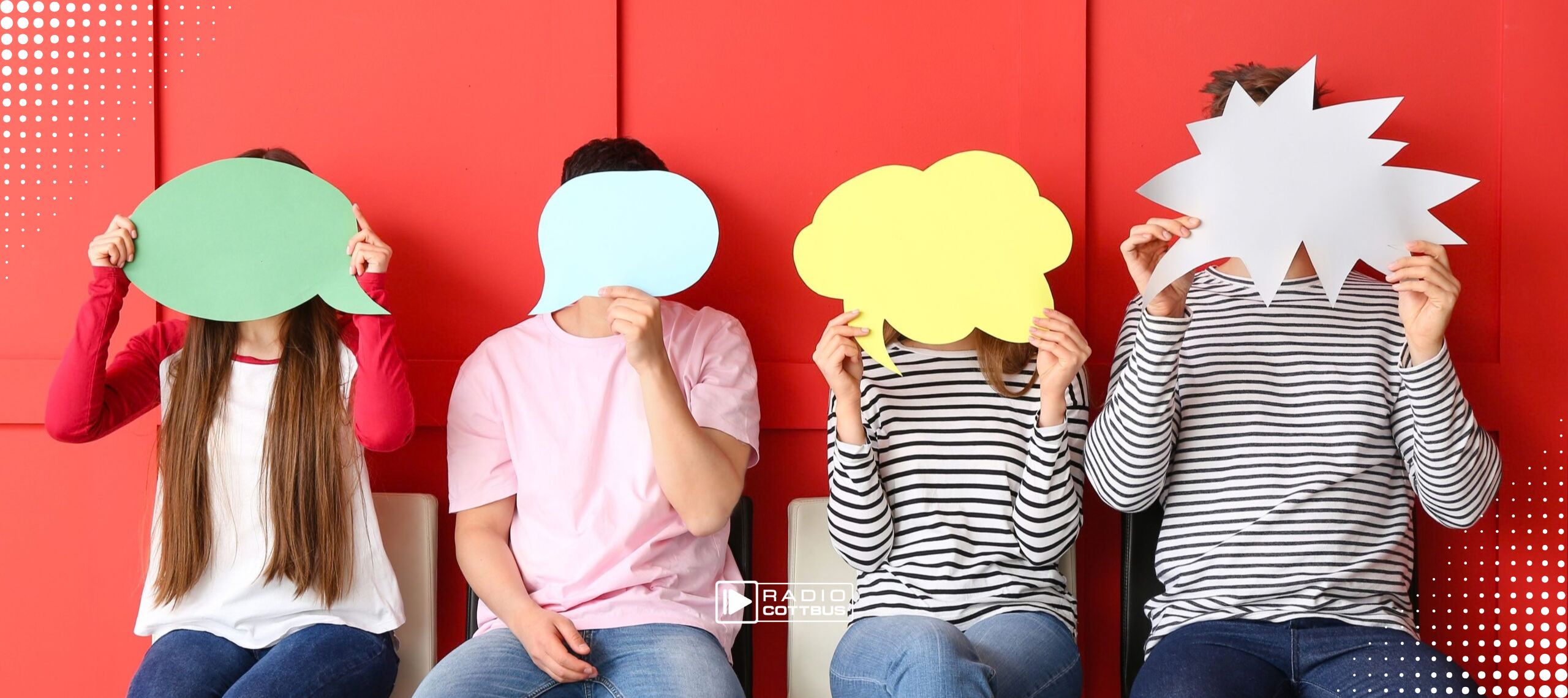 Vier Personen sitzen vor einem roten Hintergrund nebeneinander auf einer Bank und halten Schilder in unterschiedlichen Formen hoch. Die ersten beiden Personen von links halten eine Sprechblase in grün und hellblau. Rechts davon eine Denkblase in gelb und ganz rechts eine zackige Sprechblase.