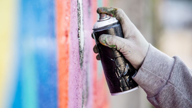 Entsetzen in Lübbenau: Hakenkreuz auf Schulwand gesprüht