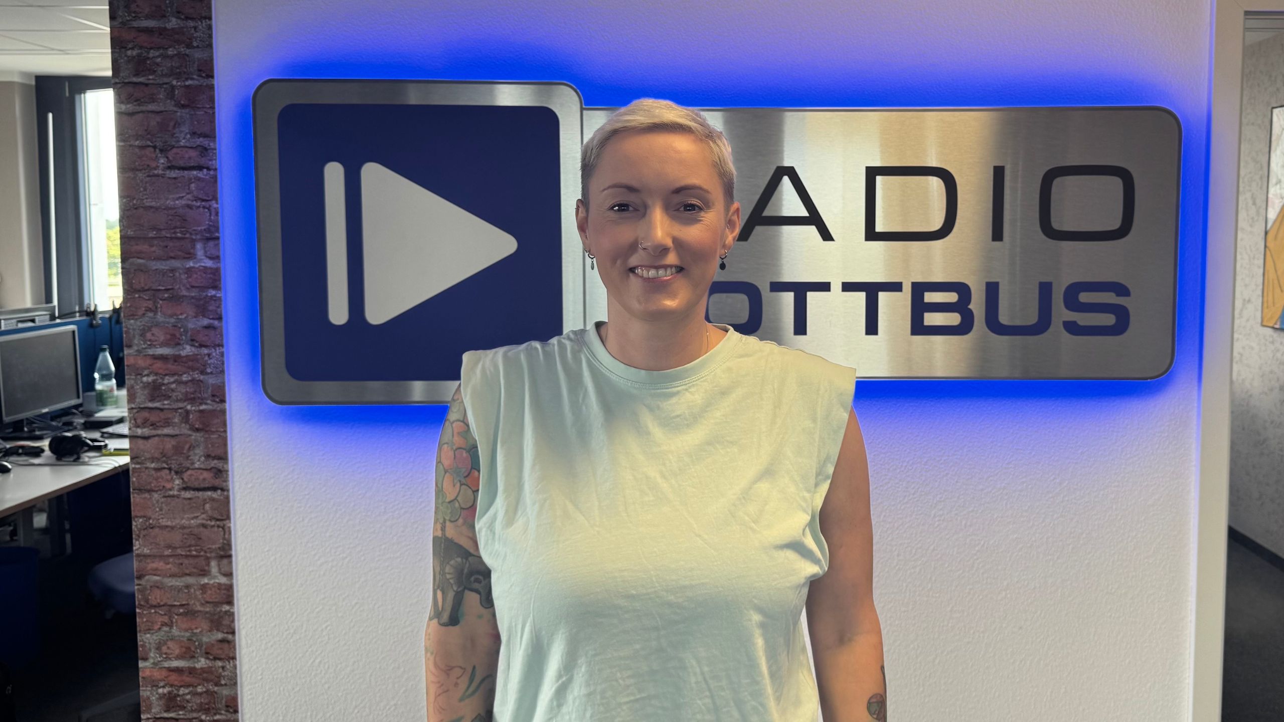 Janett Scheck vom "mal mal Keramikmalstudio" vor unserem Radio Cottbus Log