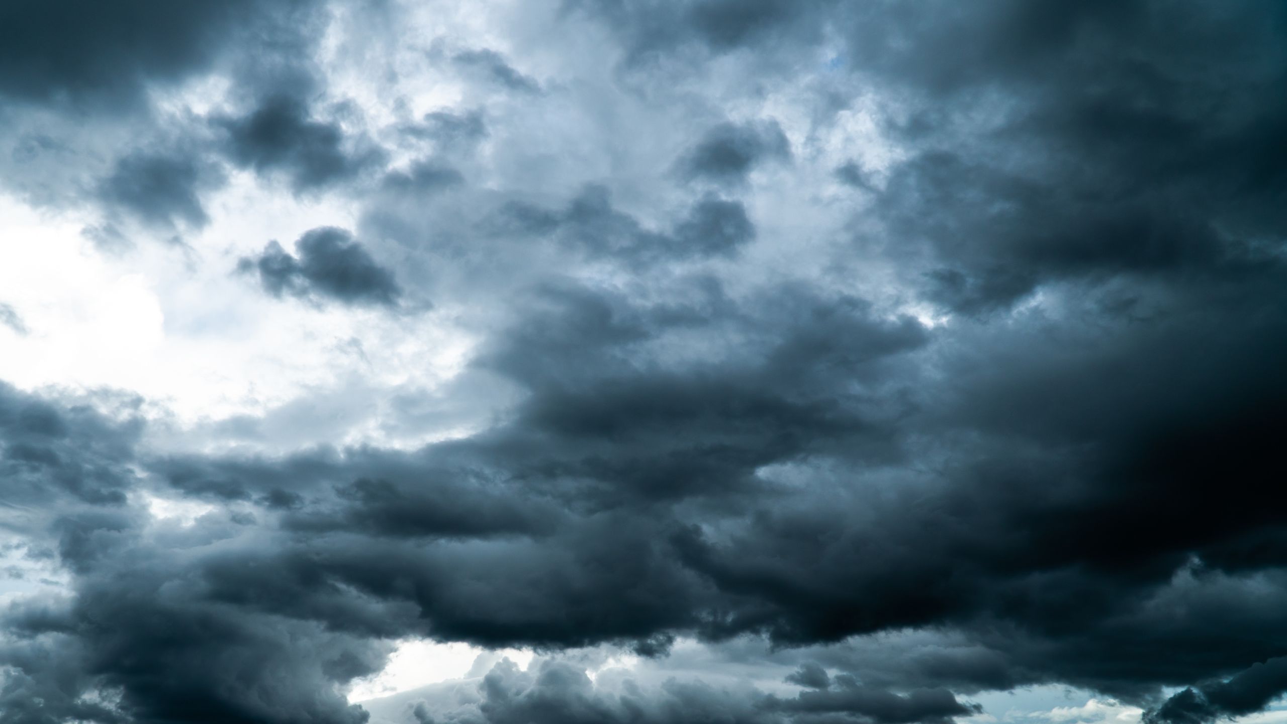 Dunkle Gewitterwolken hängen am Himmel