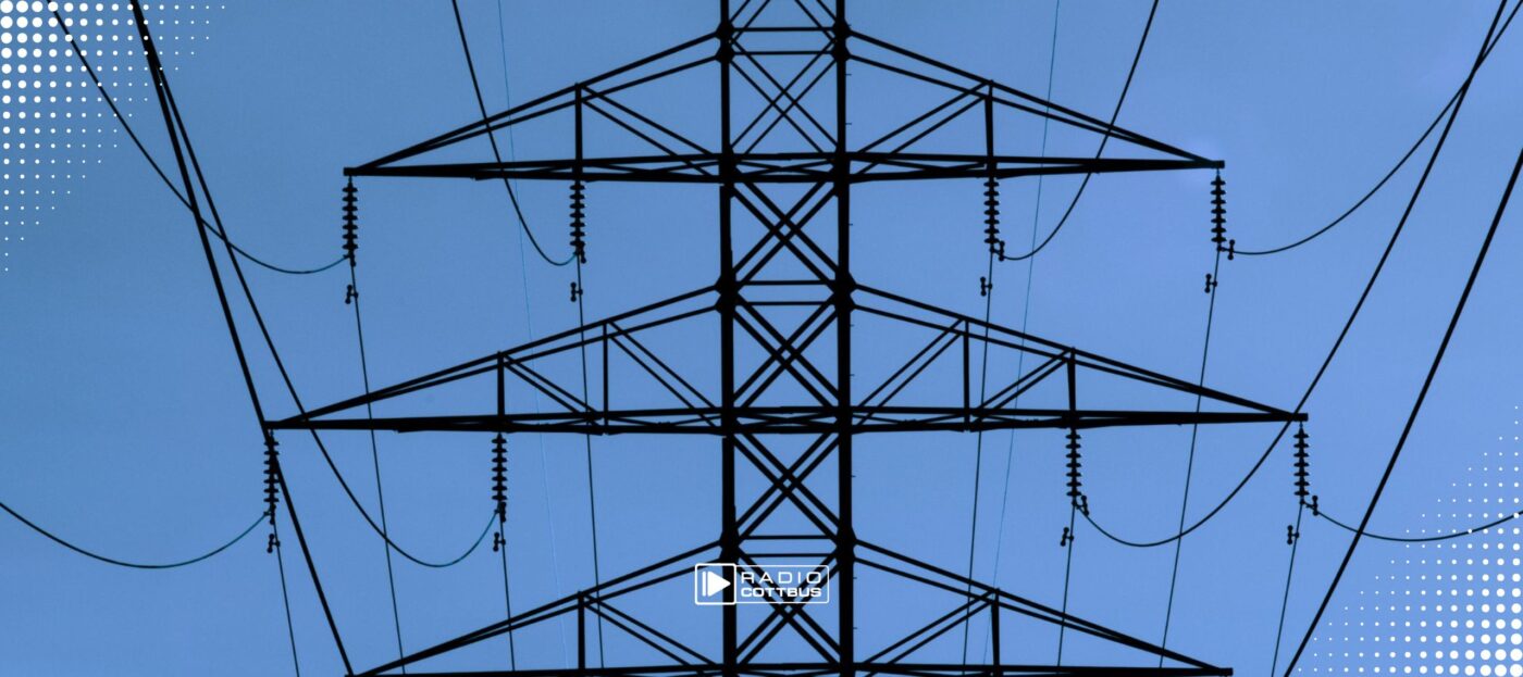 Viele Stromleitung, welche von einem Strommast gehalten werden