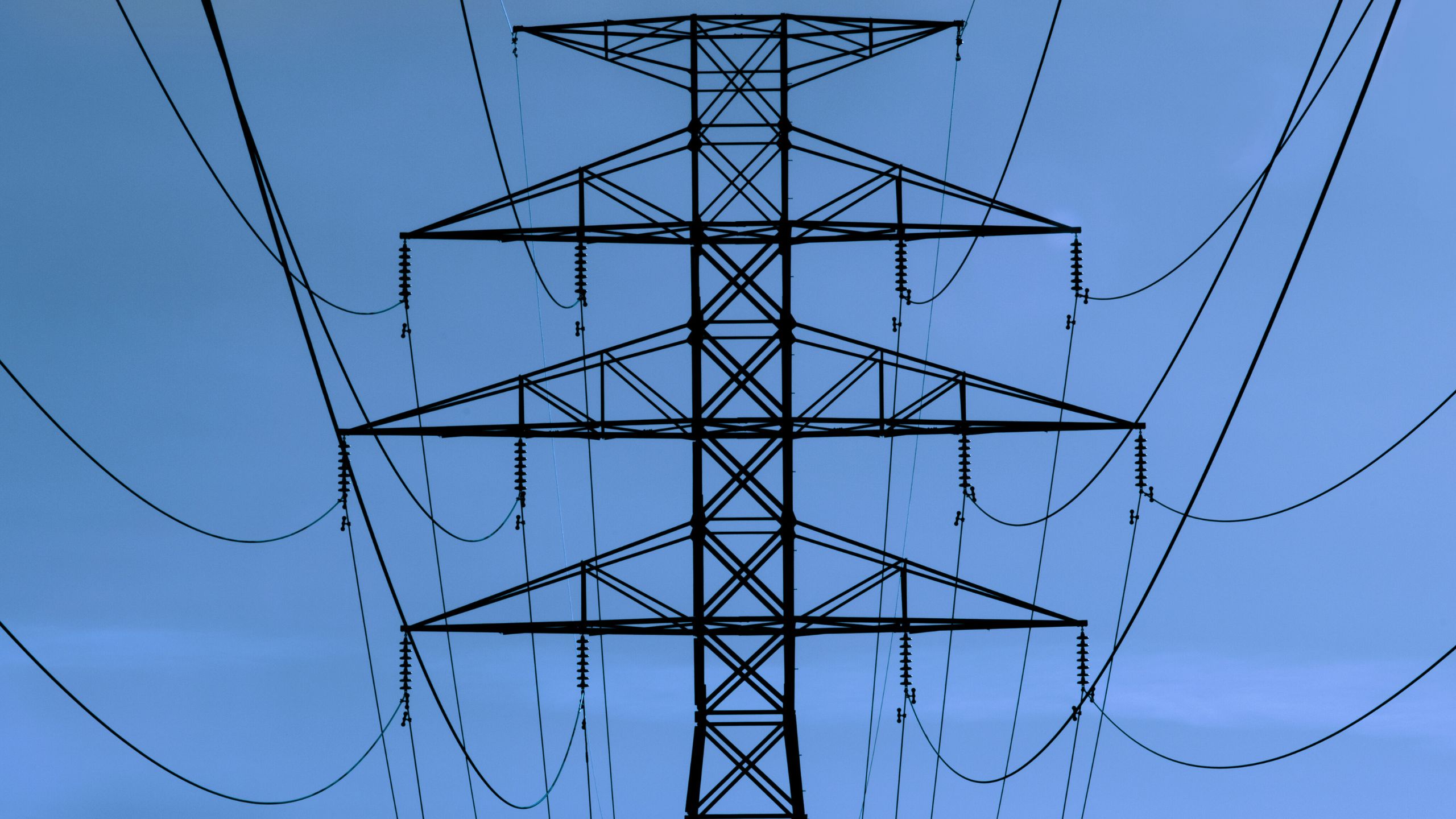 Viele Stromleitung, welche von einem Strommast gehalten werden