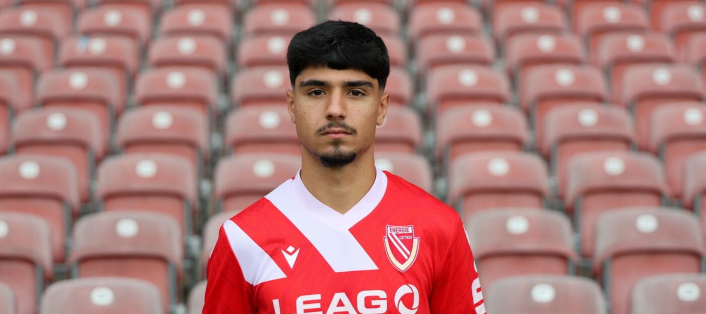 Can Moustfa im Porträtfoto vor der Tribüne im LEAG Energie Stadion des FC Energie Cottbus vor der Saison 2025/26
