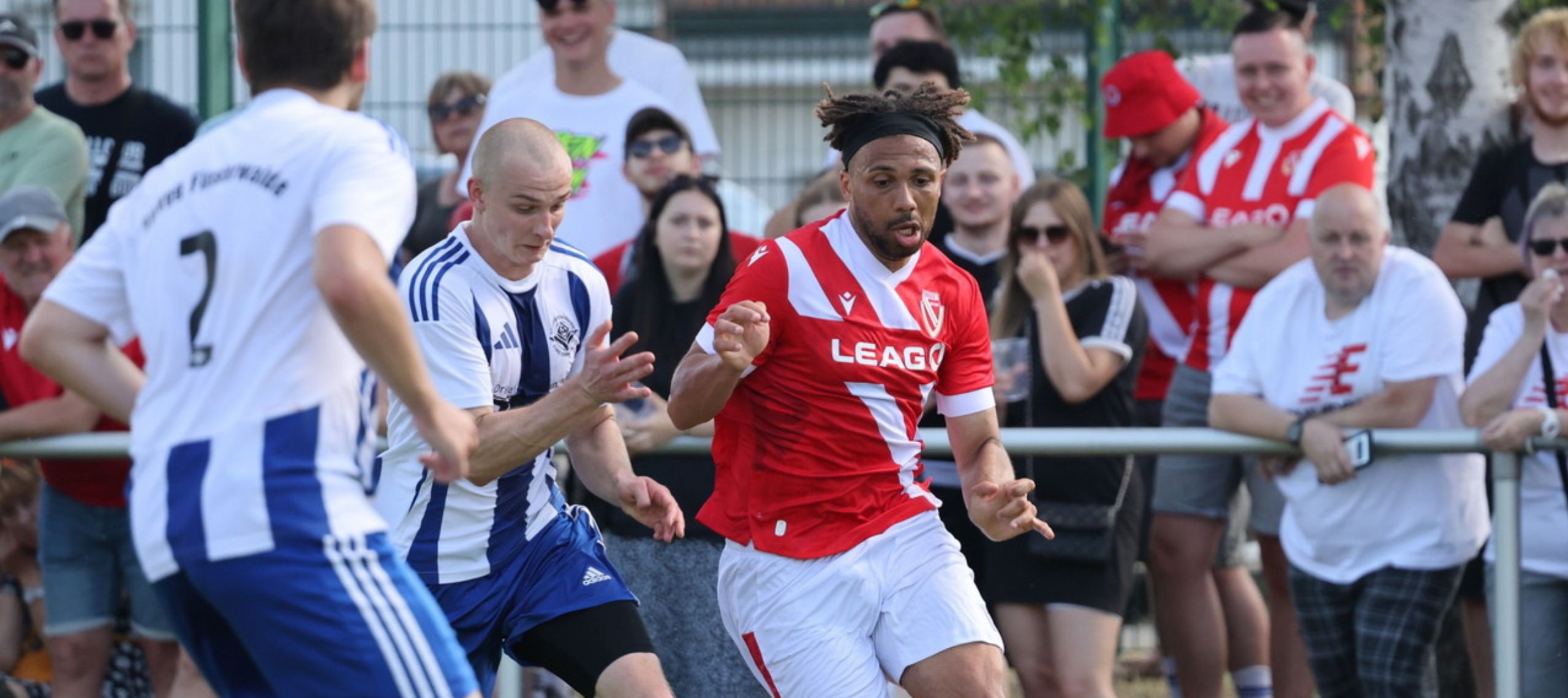 Leon Guwara vom FC Energie Cottbus in einem Testspiel im Zweikampf mit einem Gegenspieler