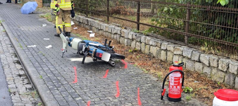 Schwerer Unfall in Meuro – Zwei Mopedfahrer lebensgefährlich verletzt