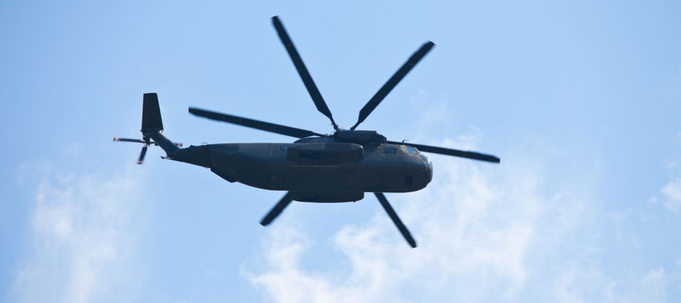 Ein Hubschrauber der Bundeswehr am Himmel