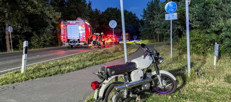 Schwerer Unfall auf der B96 bei Großkoschen – Vier Verletzte, Simson-Fahrer in Lebensgefahr