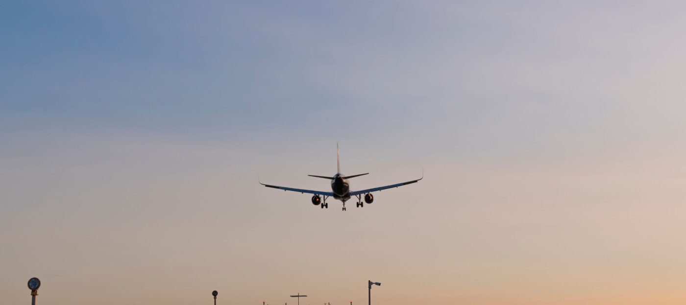 Ein Flugzeug fliegt in den Abendhimmel