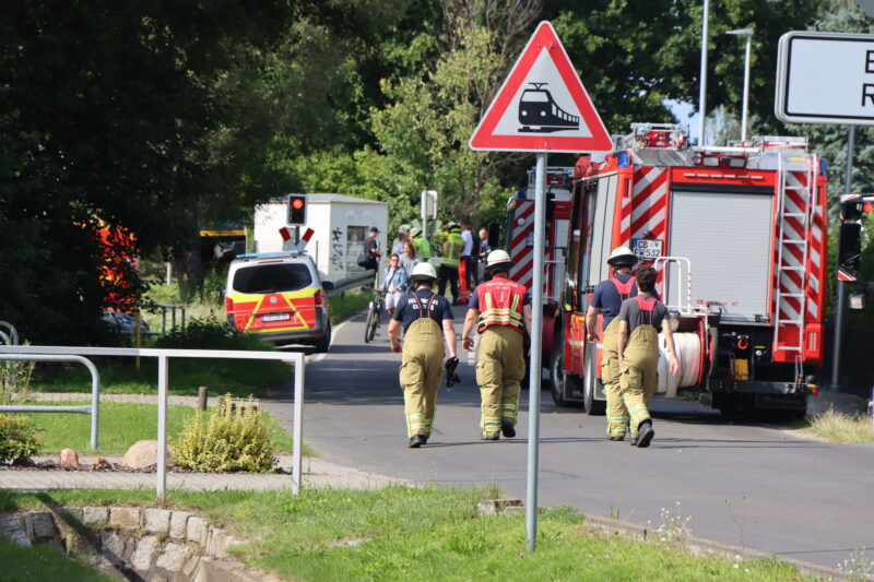 Großeinsatz in Kiekebusch – Mensch von Zug erfasst, Bahnstrecke stundenlang gesperrt