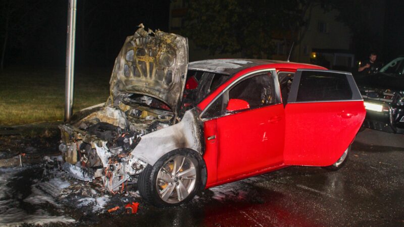 Pkw in Flammen – Polizei ermittelt nach Brand in Cottbus