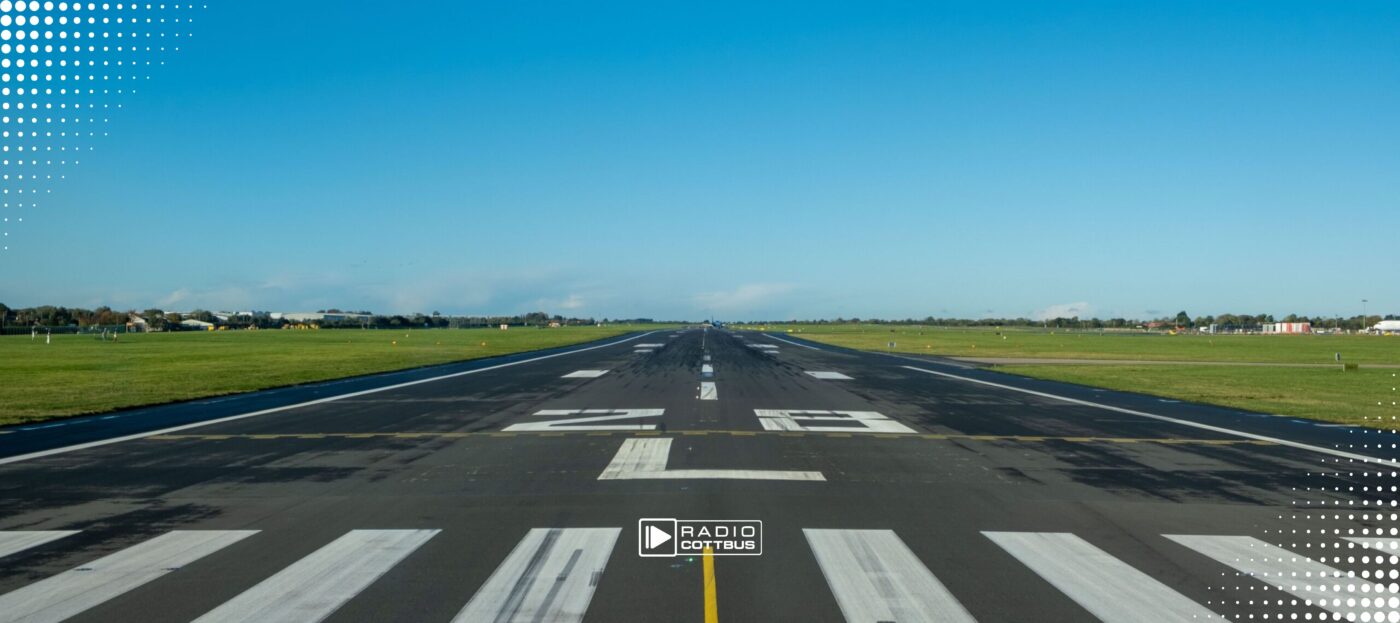 Eine Flugplatzlandebahn von vorne