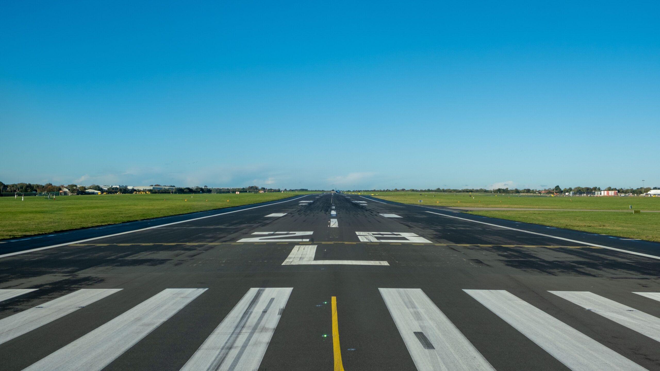 Eine Flugplatzlandebahn von vorne